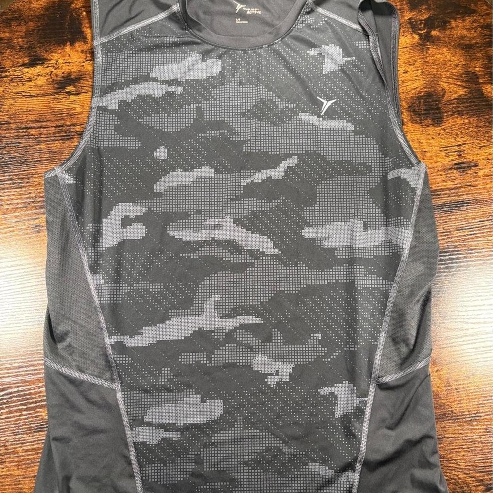 Old Navy gray & black camouflage active dry fit tank top in a L